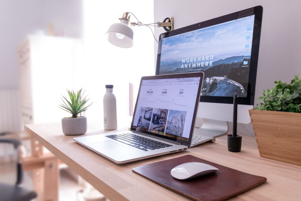 How to Maximize Small Desk Spaces